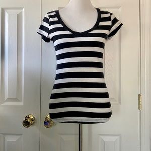 2 look amazing black and white striped top